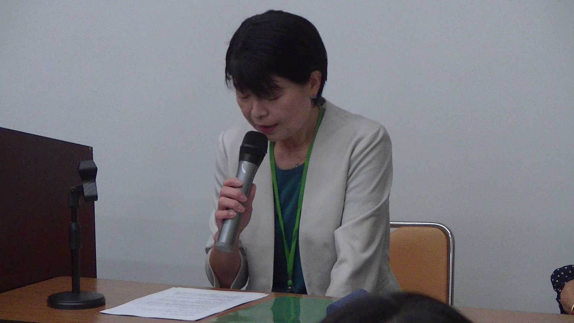 理事の玉川千恵子さんが代読する残留婦人二世の講演原稿